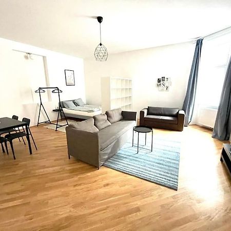 Brand New & Spacious Apartment In The City Centre Wina Bagian luar foto