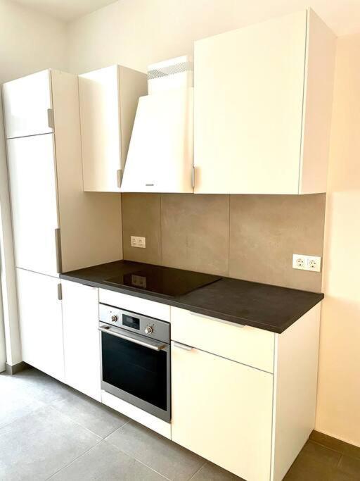 Brand New & Spacious Apartment In The City Centre Wina Bagian luar foto